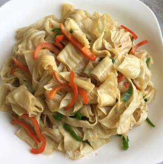 青红椒炒豆皮的做法步骤：5
