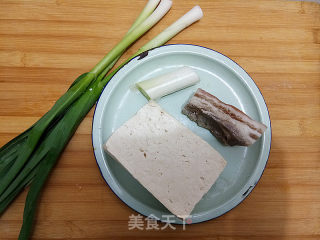 咸肉烧豆腐的做法步骤：1