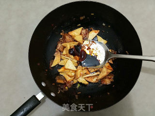 咸肉烧豆腐的做法步骤：11