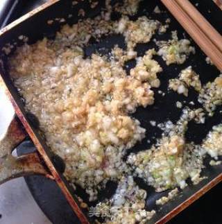 蒜蓉粉丝蒸大虾的做法步骤：2