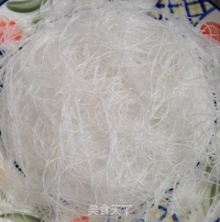 蒜蓉粉丝蒸大虾的做法步骤：3