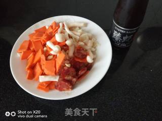土猪肉香肠炒鸡腿菇的做法步骤：3