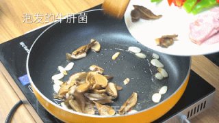 牛肝菌双椒炒培根的做法步骤：1