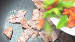 牛肝菌双椒炒培根的做法步骤：2