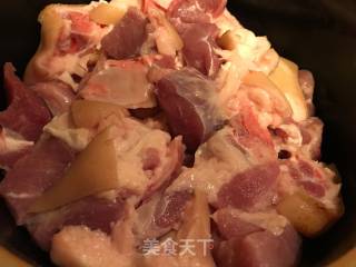 黄豆香菇焖猪脚的做法步骤：1