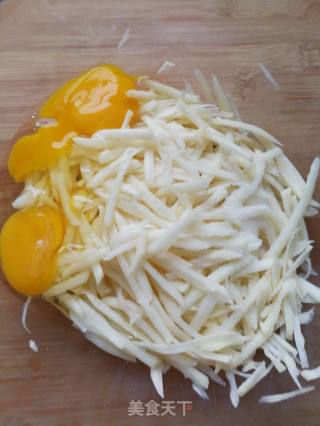 土豆丝饼的做法步骤：2