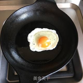 鸡蛋火腿肠手抓饼的做法步骤：4