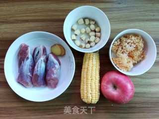 玉米苹果猪腱子汤的做法步骤：1