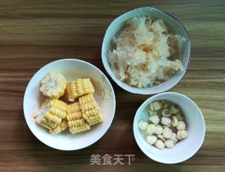 玉米苹果猪腱子汤的做法步骤：3