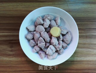 玉米苹果猪腱子汤的做法步骤：4