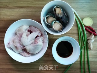 小鲍鱼烧鸡块的做法步骤：1