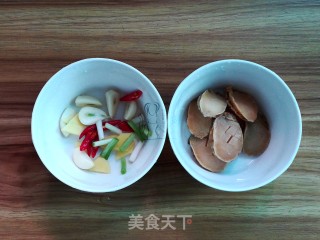 小鲍鱼烧鸡块的做法步骤：3