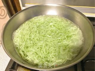 干贝培根炒菠菜面的做法步骤：9