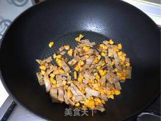 干贝培根炒菠菜面的做法步骤：12