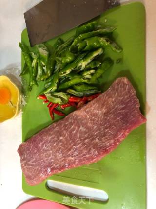 青椒肉丝的做法步骤：1