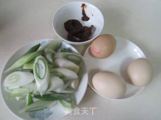 大酱炒鸡蛋的做法步骤：1