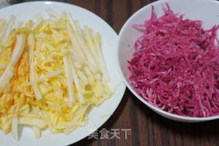 糖醋白菜萝卜丝的做法步骤：2