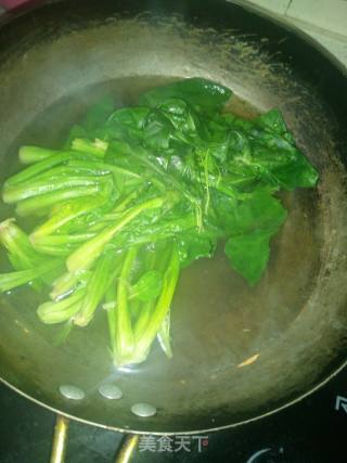 清炒菠菜的做法步骤：1