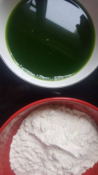 菠菜汁香蕉肉松卷的做法步骤：1