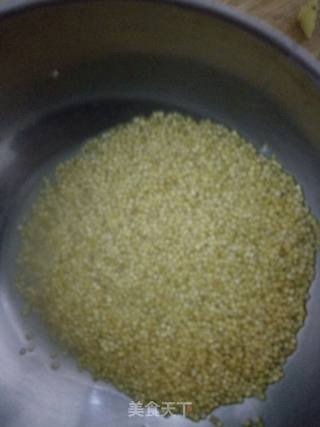 苹果小米粥的做法步骤：1