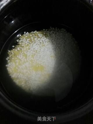 二米花生核桃粥的做法步骤：1