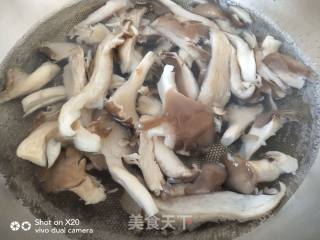 鲜蘑炒肉的做法步骤：3