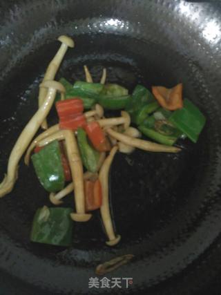双色椒炒白玉菇的做法步骤：6