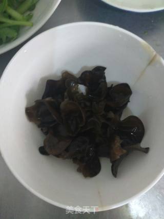 木耳炒茼蒿的做法步骤：1