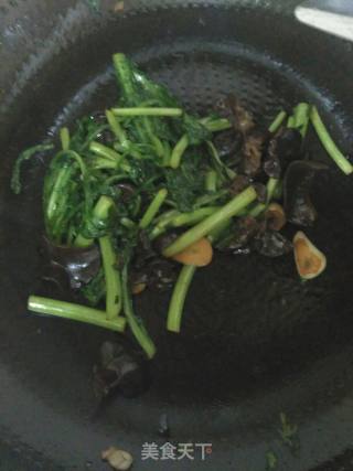 木耳炒茼蒿的做法步骤：6