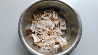 青蒜烧大肠的做法步骤：1