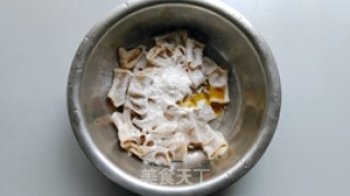 青蒜烧大肠的做法步骤：2