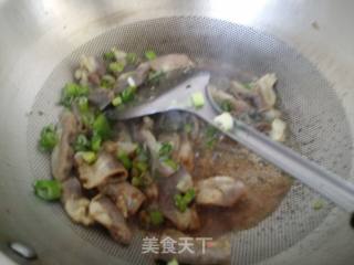 白菜炒肠的做法步骤：4