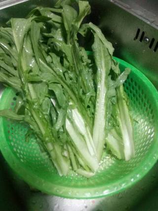 蒜泥炒甜麦菜的做法步骤：1
