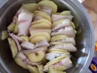 五花肉蒸土豆的做法步骤：2