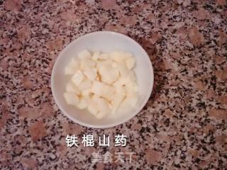 “粥”雪梨山药小米粥的做法步骤：2