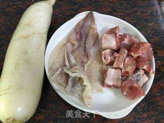 鱿鱼干萝卜排骨汤的做法步骤：1