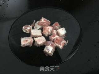 鱿鱼干萝卜排骨汤的做法步骤：2