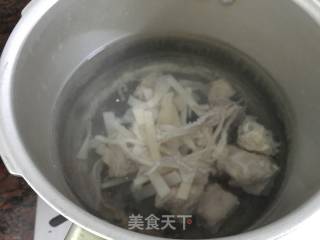 鱿鱼干萝卜排骨汤的做法步骤：4