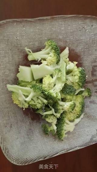 蒜蓉西兰花的做法步骤：1
