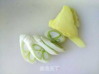 香菇鸡块炖粉条的做法步骤：2