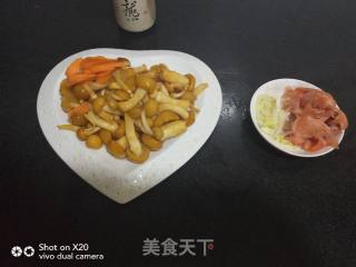 滑子蘑炒肉的做法步骤：1