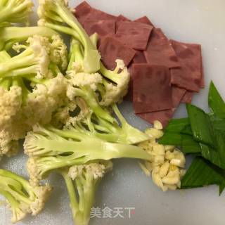 花椰菜炒火腿的做法步骤：1