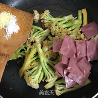 花椰菜炒火腿的做法步骤：5
