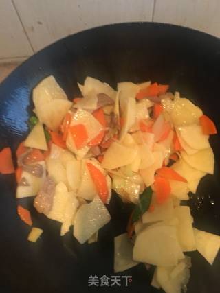 清炒土豆红萝卜片的做法步骤：4