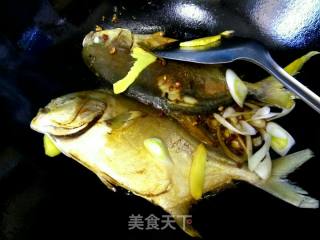 酱烧鲳鱼的做法步骤：4