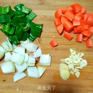 家常红酒炖牛肉的做法步骤：2
