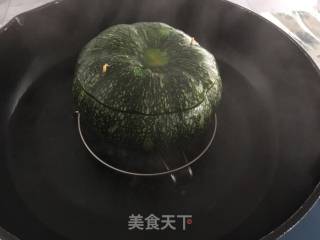 吃粥很单调，来个翻盖南瓜盅的做法步骤：1