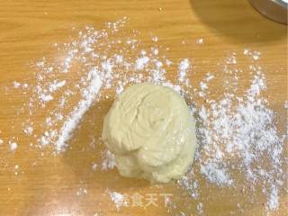 饺子皮版酱香葱油饼的做法步骤：2