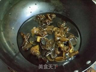 黑木耳炒雪莲果的做法步骤：2