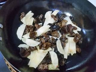 黑木耳炒雪莲果的做法步骤：4